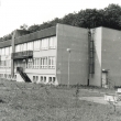 Nov� �kolka vystavena v ulici v r.1983
