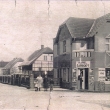 Pohled do Drahelické ulice koncem 30.let. Na rohu koloniál p.Šarborta