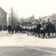 Na fotografii z r.1962 proch�z� m�jov� pr�vod je�t� okolo pr�zdn�ho Kober�ku