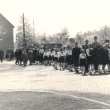 Na fotografii z r.1962 prochází májový průvod ještě okolo prázdného Koberáku