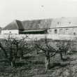 Statek a p�ed n�m zahrada m�stn�ch zahr�dk���