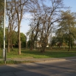 ;Dlouh� l�ta zde byla jen kr�sn� tajemn� a zarostl� zahrada. Dnes je v jedn� ��sti park a druh� ��st slou�� firm� Pragis.