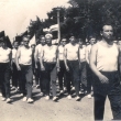 Sataličtí sportovci kráčejí Budovatelskou ulici na hřiště při slavnostech v r. 1965
