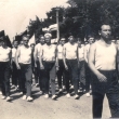 Satali�t� sportovci kr��ej� Budovatelskou ulici na h�i�t� p�i slavnostech v r. 1965