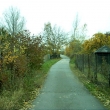 Po cest� dojdete a� k �elezni�n�mu mostu
