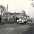 Proluka p�i �tfet� p��telstv� v r.1962. za div�ky je vid�t trafika, kter� st�la p�i �st� ulice K N�dra��