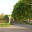 Ulice vedouc� od z�vor pod�l trati